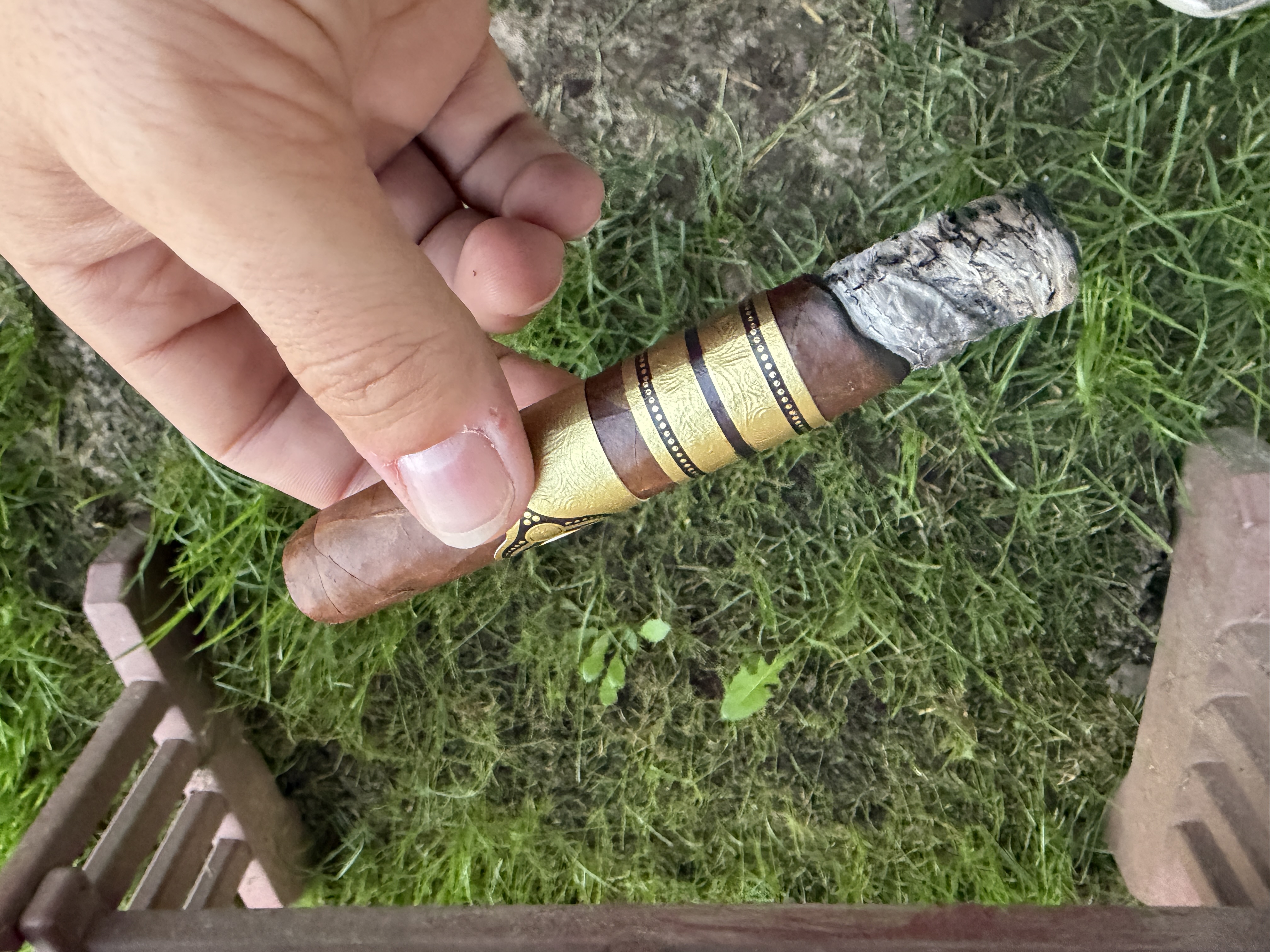 Lit Mil Días Maduro into the second third, uneven burn line and grey ash, band still on