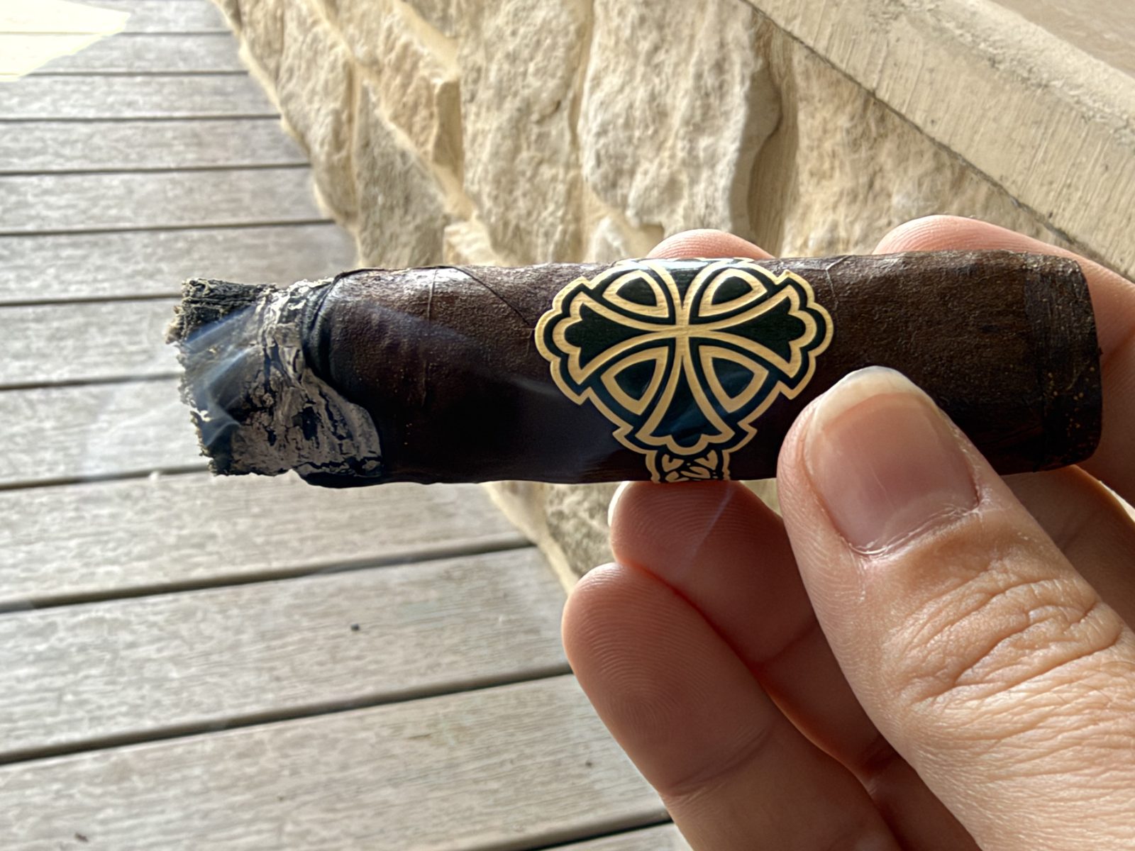 Dunbarton Sin Compromiso Seleccion No. 7 early in the final third with the band still on, a short ragged ash and the burn line running uneven around the foot