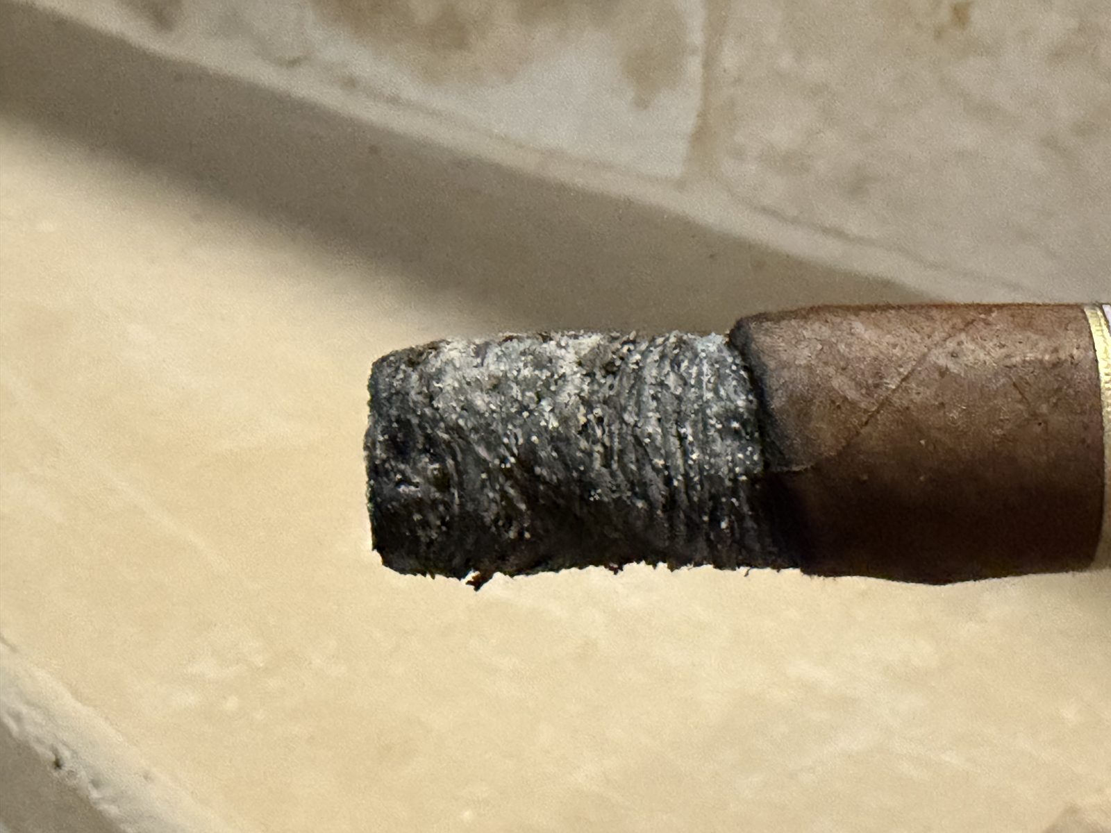 The other side of the same La Aroma de Cuba Noblesse Viceroy ash at the end of the first third, tighter and more even from this angle