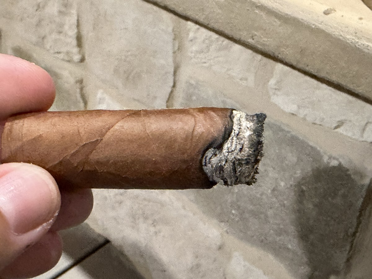 Close-up of the Romeo y Julieta Habana Reserve Robusto burn line running crooked and craggy
